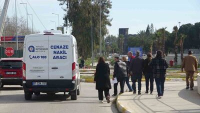 Antalya’da fırtınalı hava nedeniyle dalgaların bazen 5 metre yükselebildiği bir