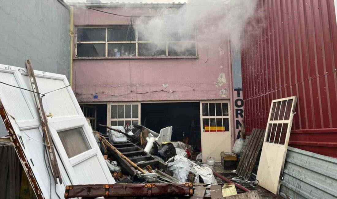 Gediz ilçesindeki Sanayi Sitesi’nde meydana gelen yangında bir dükkan kullanılamaz