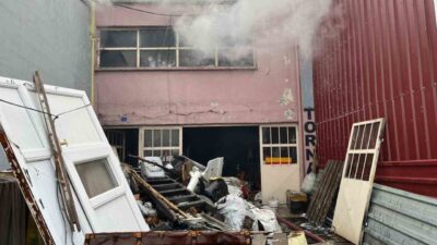 Gediz ilçesindeki Sanayi Sitesi’nde meydana gelen yangında bir dükkan kullanılamaz