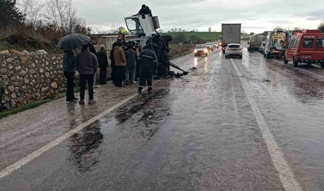 Balıkesir’in Gönen ilçesinde, yağış nedeniyle kayganlaşan yolda kontrolü kaybeden bir
