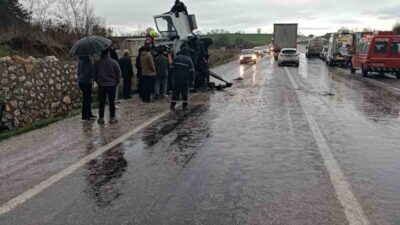 Balıkesir’in Gönen ilçesinde, yağış nedeniyle kayganlaşan yolda kontrolü kaybeden bir