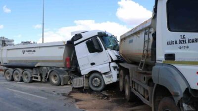 Kilis’te meydana gelen bir trafik kazasında, iki hafriyat kamyonu çarpıştı