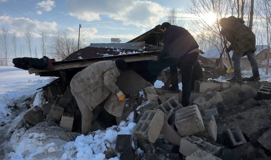 Hakkari’nin Yüksekova ilçesinde meydana gelen yoğun kar yağışı, bir odunluk