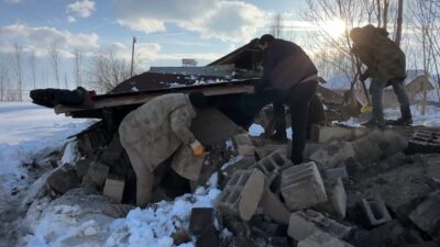 Hakkari’nin Yüksekova ilçesinde meydana gelen yoğun kar yağışı, bir odunluk