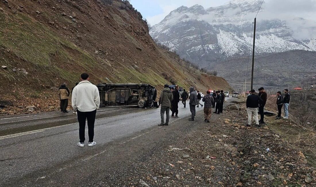 Hakkari’nin Çukurca ilçesinde, bir aracın devrilmesi sonucu meydana gelen trafik