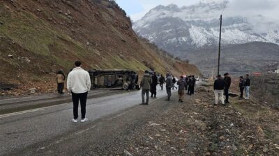 Hakkari’nin Çukurca ilçesinde, bir aracın devrilmesi sonucu meydana gelen trafik