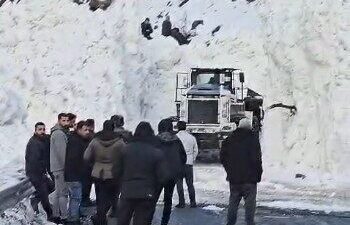 Hakkari ilinde şiddetli kar yağışı ve ardından gelen yağmur sonucu