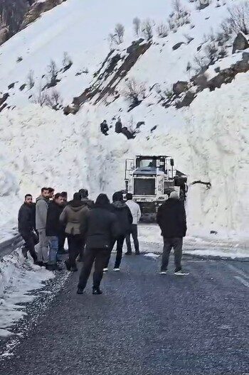 Hakkari ilinde şiddetli kar yağışı ve ardından gelen yağmur sonucu