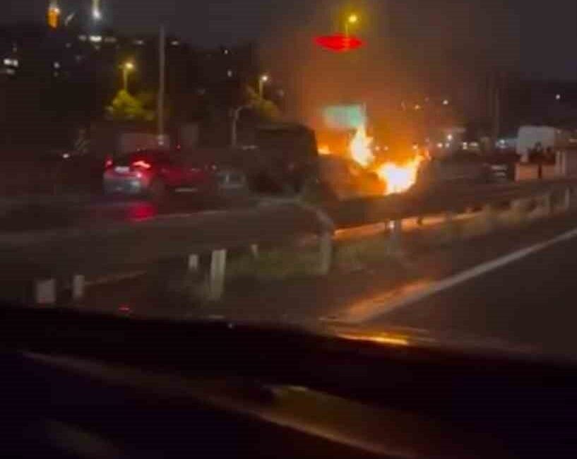 Haliç Köprüsü üzerinde seyir halindeki bir araçta yangın çıktı ve