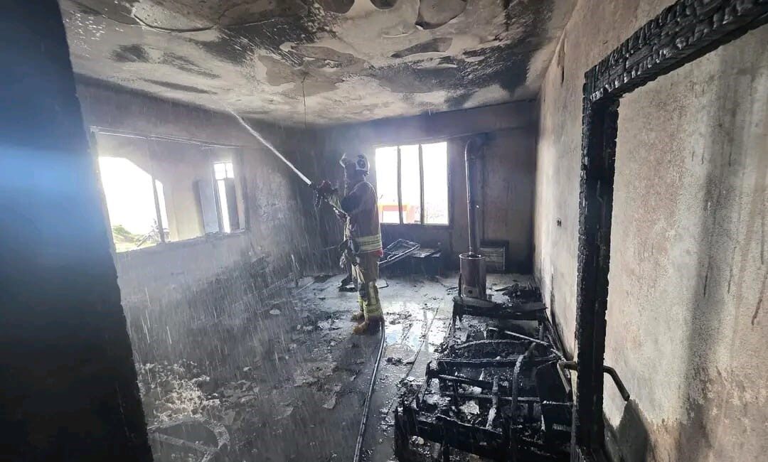 Hatay’ın Antakya ilçesinde meydana gelen ev yangınında dumandan etkilenen 3