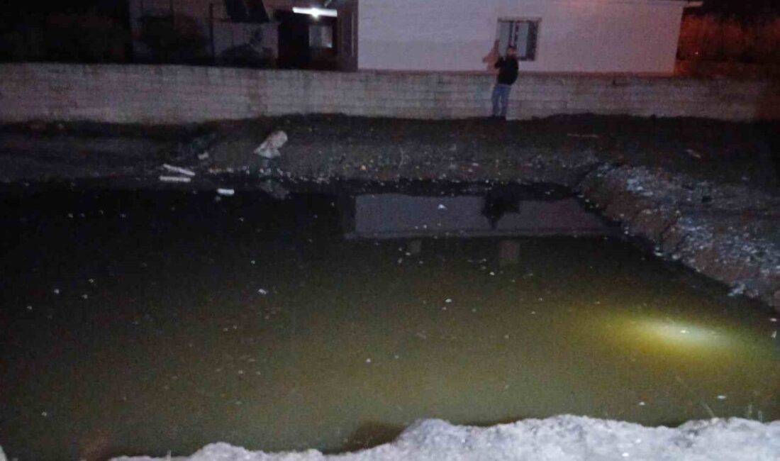 Hatay’da, ev inşası için açılan ve su dolu olan bir