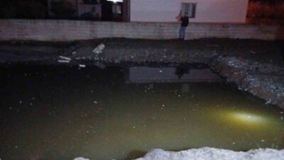 Hatay’da, ev inşası için açılan ve su dolu olan bir