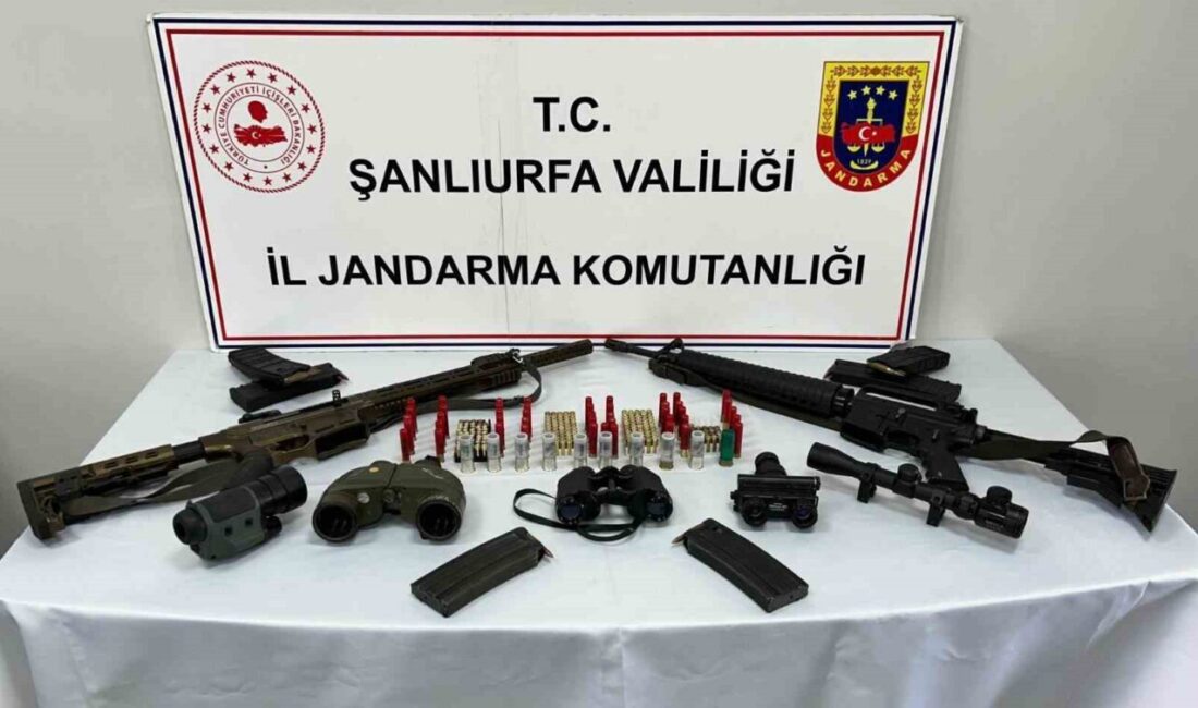 Hilvan ilçesinde düzenlenen operasyonda, izinsiz silah bulundurdukları iddiasıyla 3 kişi