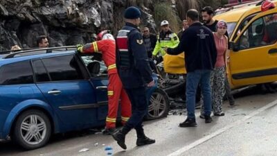 Denizli’de iki aracın kafa kafaya çarpıştığı trafik kazasında 2 yaşındaki