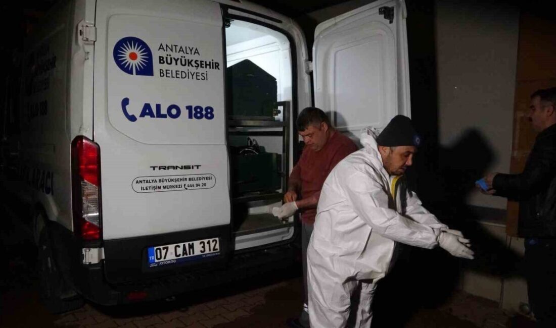 Antalya’nın Konyaaltı ilçesinde 26 yaşındaki bir genç, evinde bıçaklı saldırıya