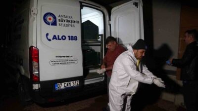 Antalya’nın Konyaaltı ilçesinde 26 yaşındaki bir genç, evinde bıçaklı saldırıya