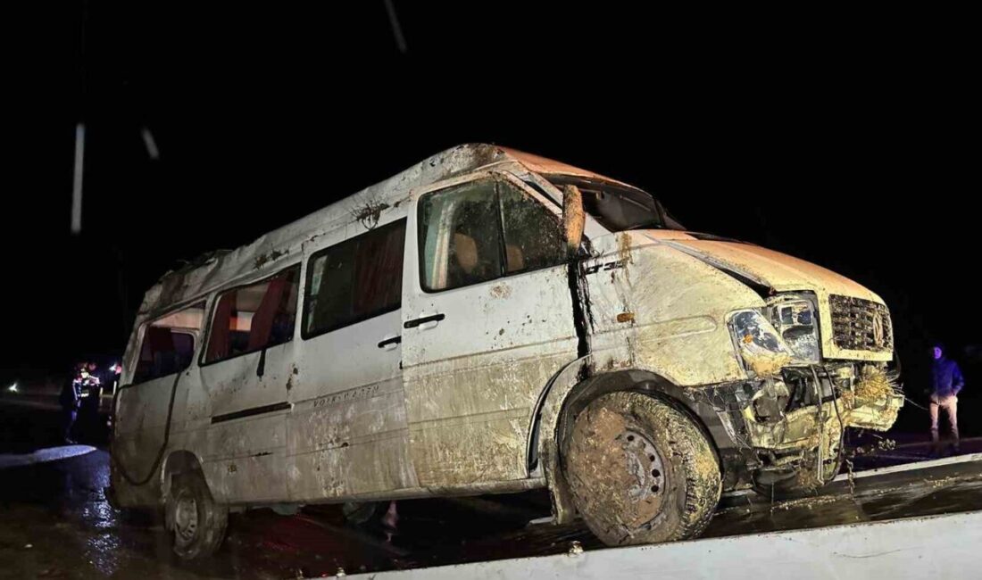 Uşak’ta meydana gelen bir kaza sonucunda, işçi servisinin şarampole devrilmesi