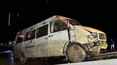 Uşak’ta meydana gelen bir kaza sonucunda, işçi servisinin şarampole devrilmesi