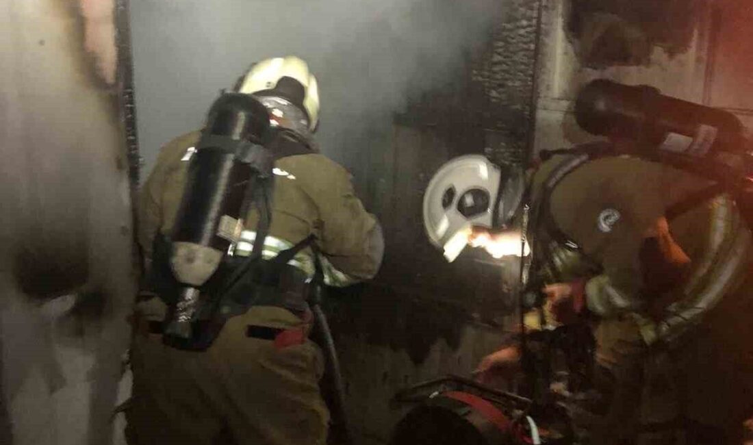 Yangın, Hatay’ın İskenderun ilçesindeki Modernevler Mahallesi’nde bir binanın giriş katındaki