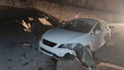 Erzurum-İspir karayolunda meydana gelen heyelan, sürücülere korku dolu anlar yaşattı.