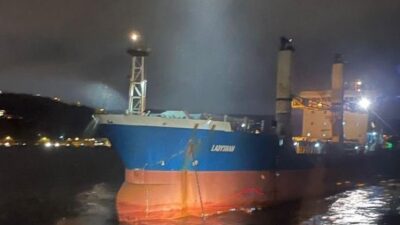 İstanbul Boğazı’nda demir attığı sırada sıkıntı yaşayan bir kargo gemisi,
