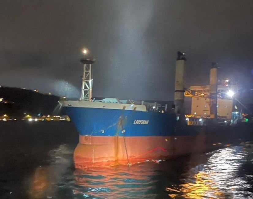 İstanbul Boğazı’nda demir attığı sırada sıkıntı yaşayan bir kargo gemisi,