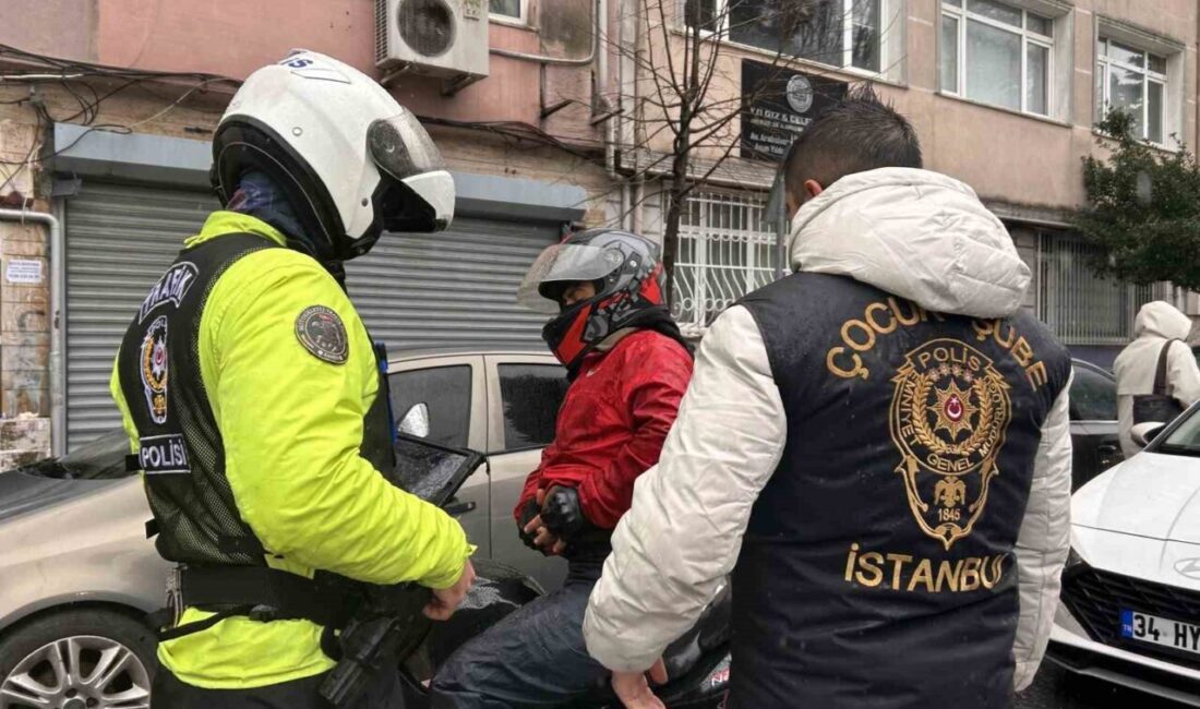 Fatih ilçesinde bulunan bir okulun çevresinde polis ekipleri tarafından denetim