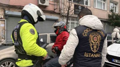 Fatih ilçesinde bulunan bir okulun çevresinde polis ekipleri tarafından denetim
