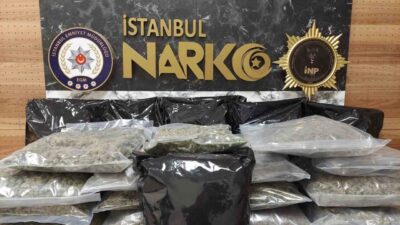 İstanbul’un Zeytinburnu ilçesinde gerçekleştirilen bir operasyonda polis, bir eve baskın