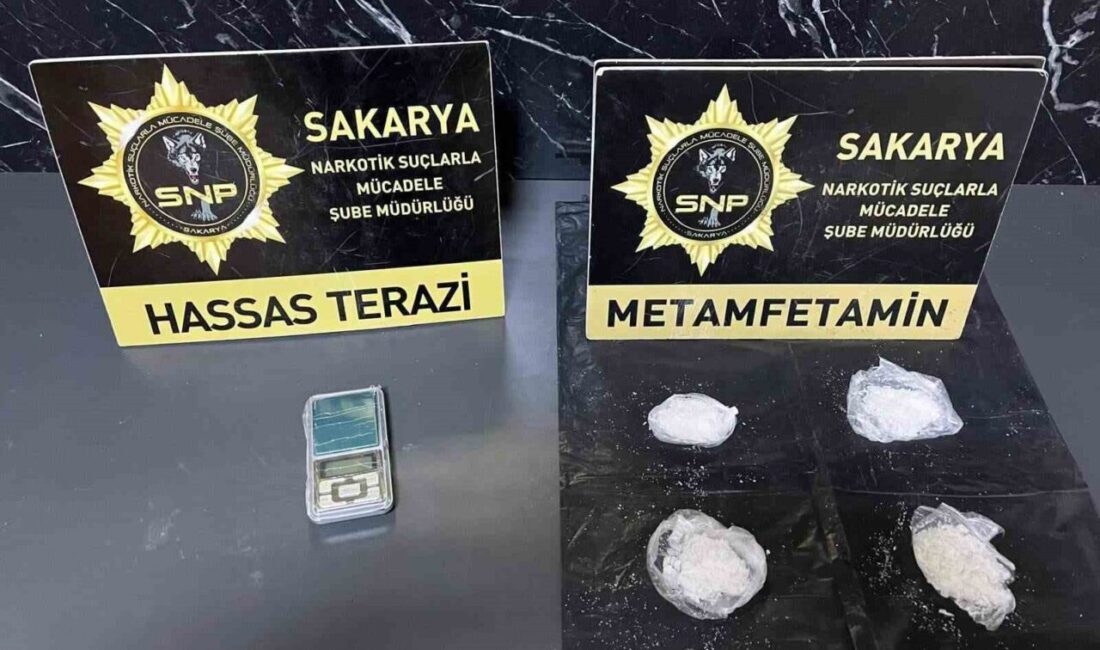 Sakarya’nın Hendek ilçesine uyuşturucu taşıdığı belirlenen kişilere yapılan operasyonda 3