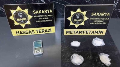 Sakarya’nın Hendek ilçesine uyuşturucu taşıdığı belirlenen kişilere yapılan operasyonda 3