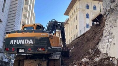 Şanlıurfa’nın Karaköprü ilçesindeki bir sitede istinat duvarının çökmesi sonucu 4