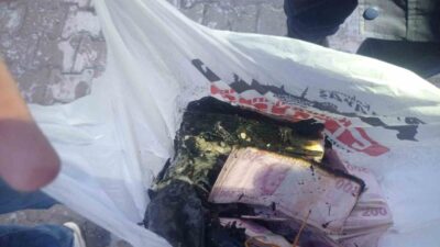Kahramanmaraş’ın Onikişubat ilçesinde bir evde yangın çıktı ve itfaiye erleri