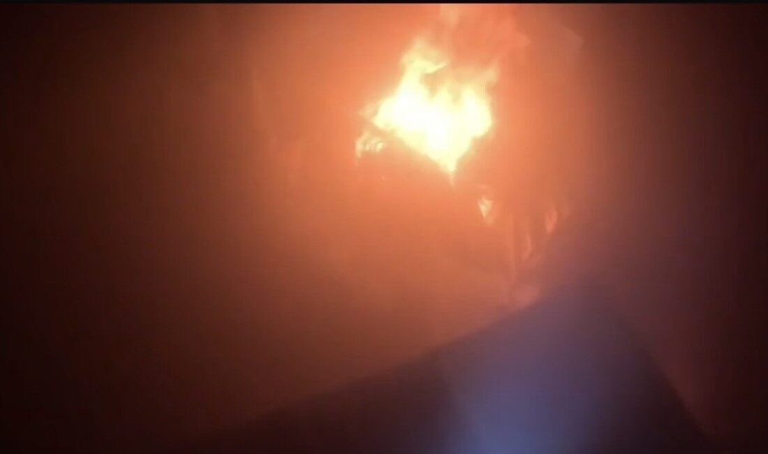 Diyarbakır’ın Bağlar ilçesinde, bir evin yangın anında itfaiye erleri tarafından