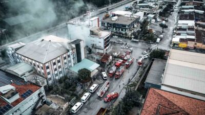Bornova ilçesinde bulunan 5 katlı bir ayakkabı fabrikasının zemin katında