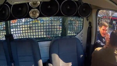 Narlıdere İlçesi’nde bir sürücüye uygulanan şiddet olayıyla ilgili 2 polis