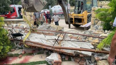 İzmir’in Menemen ilçesinde bulunan bir düğün salonunun bahçe girişindeki dekoratif