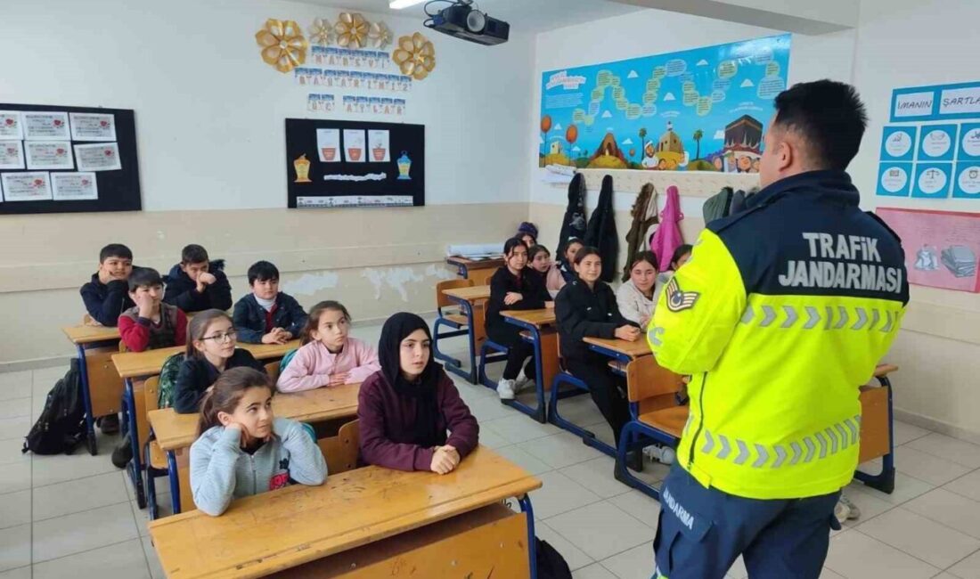 Afyonkarahisar’da Jandarma ekipleri, öğrenci ve öğretmenlere trafik güvenliği eğitimi verdi.