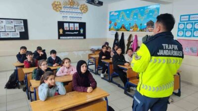 Afyonkarahisar’da Jandarma ekipleri, öğrenci ve öğretmenlere trafik güvenliği eğitimi verdi.