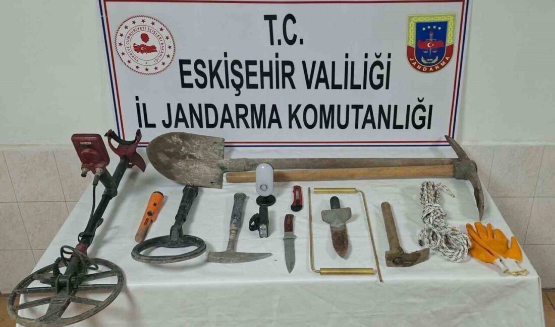 Eskişehir’de jandarma ekipleri, Odunpazarı ilçesinde define aramak amacıyla kaçak kazı