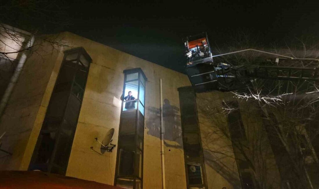 Kağıthane’de bulunan 4 katlı bir binanın alt katında çıkan yangın,