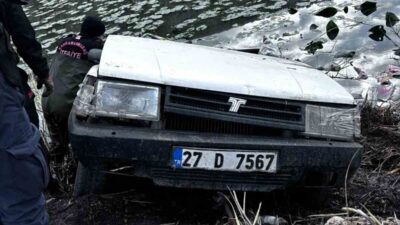 Kahramanmaraş’ta yaşanan bir kaza sonucunda sürücü, otomobilinin gölete düşmesi sonucu