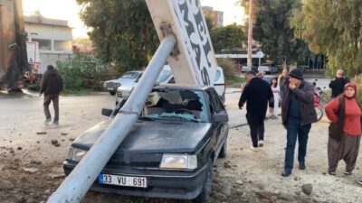 Mersin’in Erdemli ilçesinde meydana gelen trafik kazasında, kamyon bir otomobile