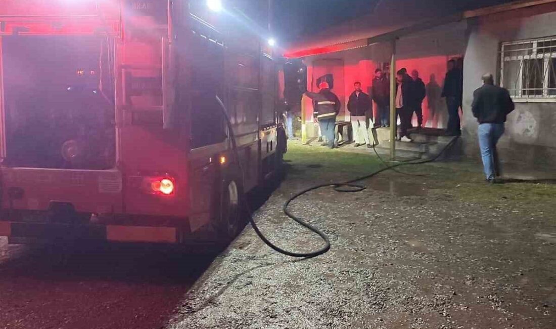 Elazığ’ın Karakoçan ilçesine bağlı Yukarı Ovacık köyünde, şiddetli rüzgarın etkisiyle
