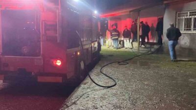 Elazığ’ın Karakoçan ilçesine bağlı Yukarı Ovacık köyünde, şiddetli rüzgarın etkisiyle