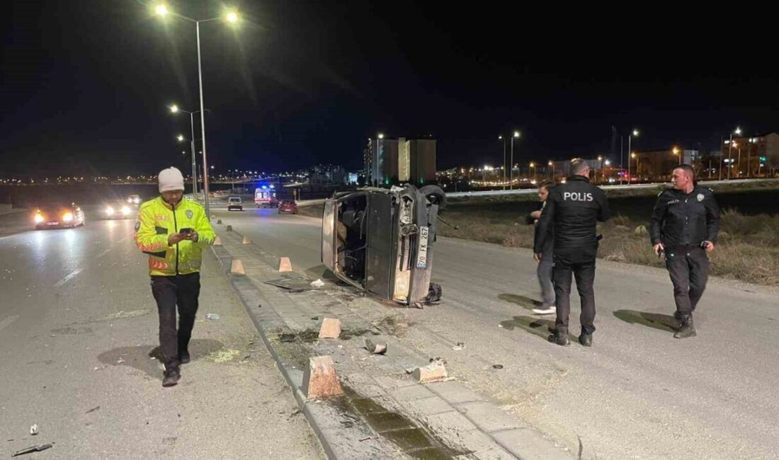 Karaman’da meydana gelen trafik kazasında bir otomobil, refüjdeki beton duba