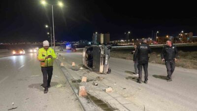 Karaman’da meydana gelen trafik kazasında bir otomobil, refüjdeki beton duba