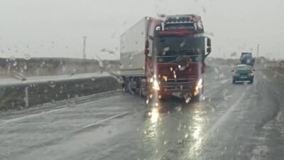 Karapınar ilçesinde etkili olan şiddetli rüzgar ve sağanak yağmur, trafiği