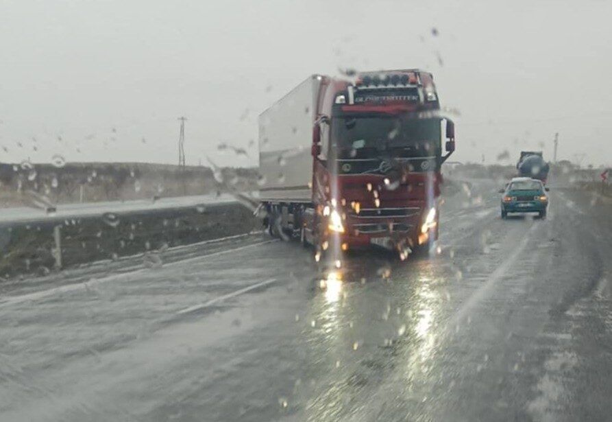 Karapınar ilçesinde etkili olan şiddetli rüzgar ve sağanak yağmur, trafiği