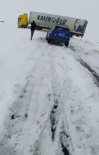 Kars-Arpaçay-Çıldır kara yolunda kayan bir tırın yolun tamamen kapanmasına sebep